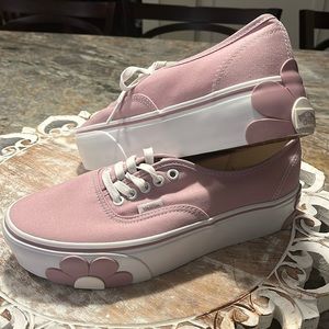 Women’s size 10, brand new in the box… Color/ keepsake lilac